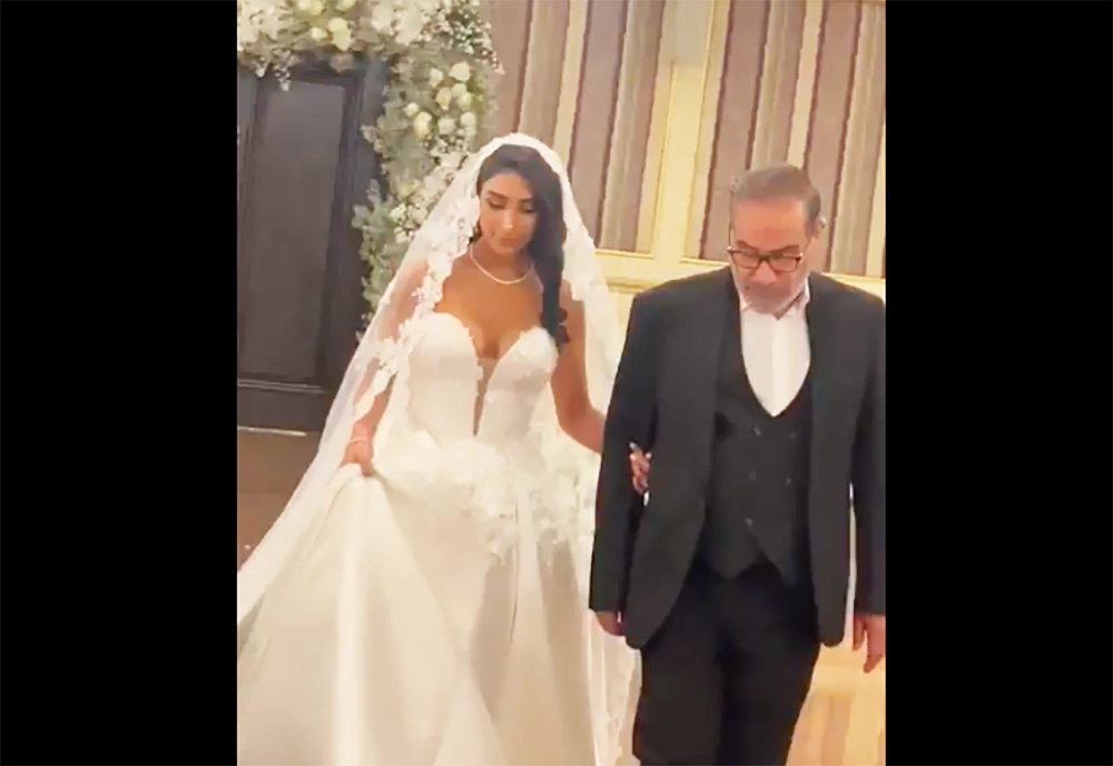 Fatemeh, putri Ali Shamkhani, Penasihat Ali Khamenei Pemimpin Tertinggi Iran, mengenakan gaun pengantin terbuka saat menikah. Kini jadi sorotan warga Iran/Foto: X